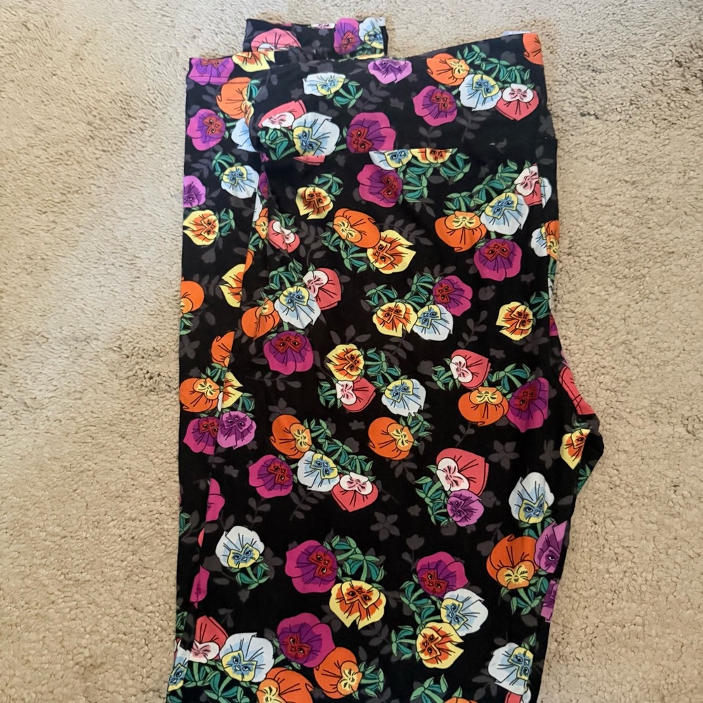 LuLaRoe Disney Tall & Curvy Leggings – Alice in Wonderland Talking Flowers